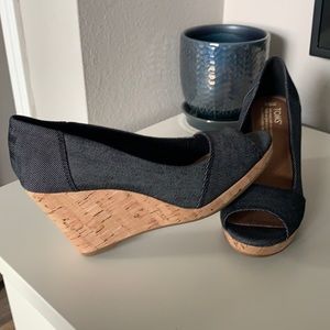 Tom’s wedge sandals sz 6.5